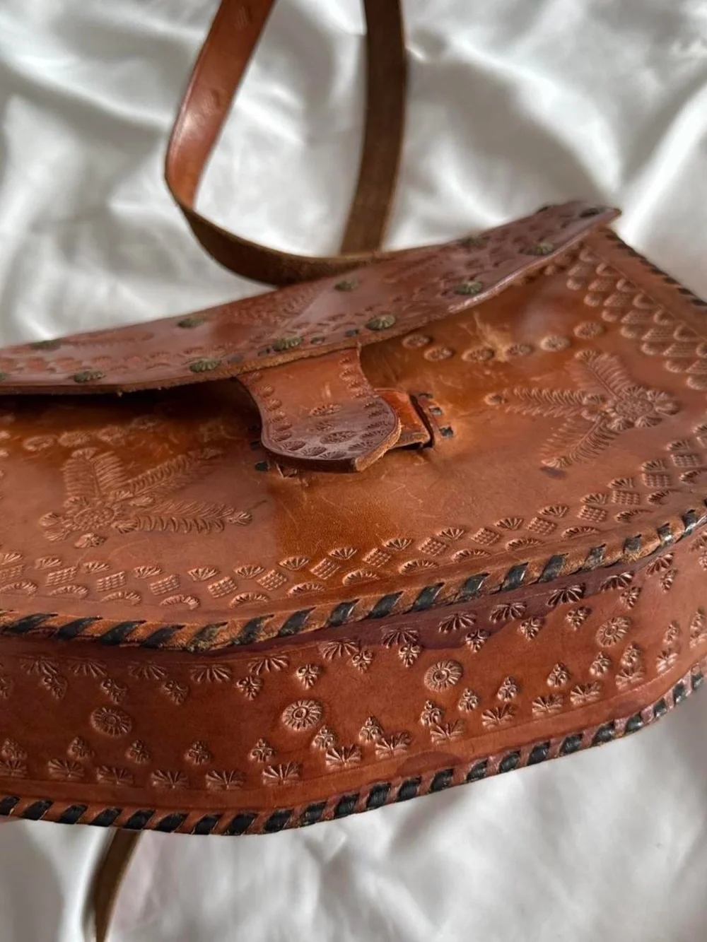 Vintage leather crossbody bag